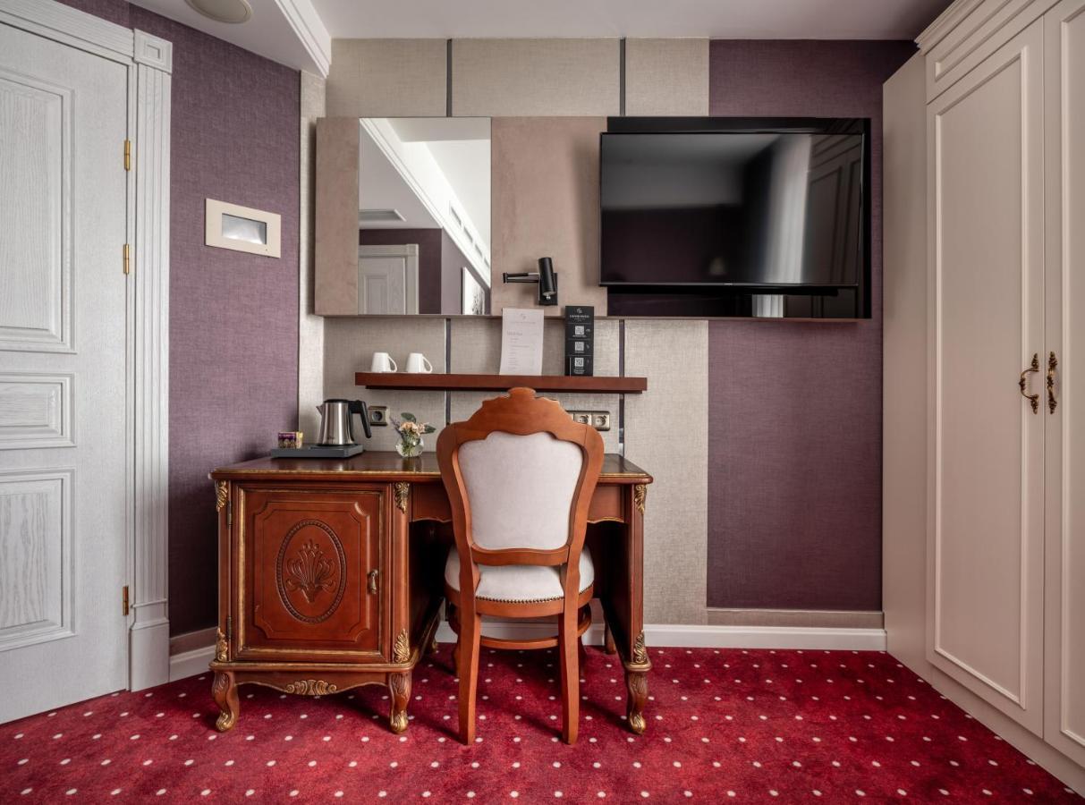 Grand Hotel Lviv Casino & Spa Eksteriør billede A room at the hotel