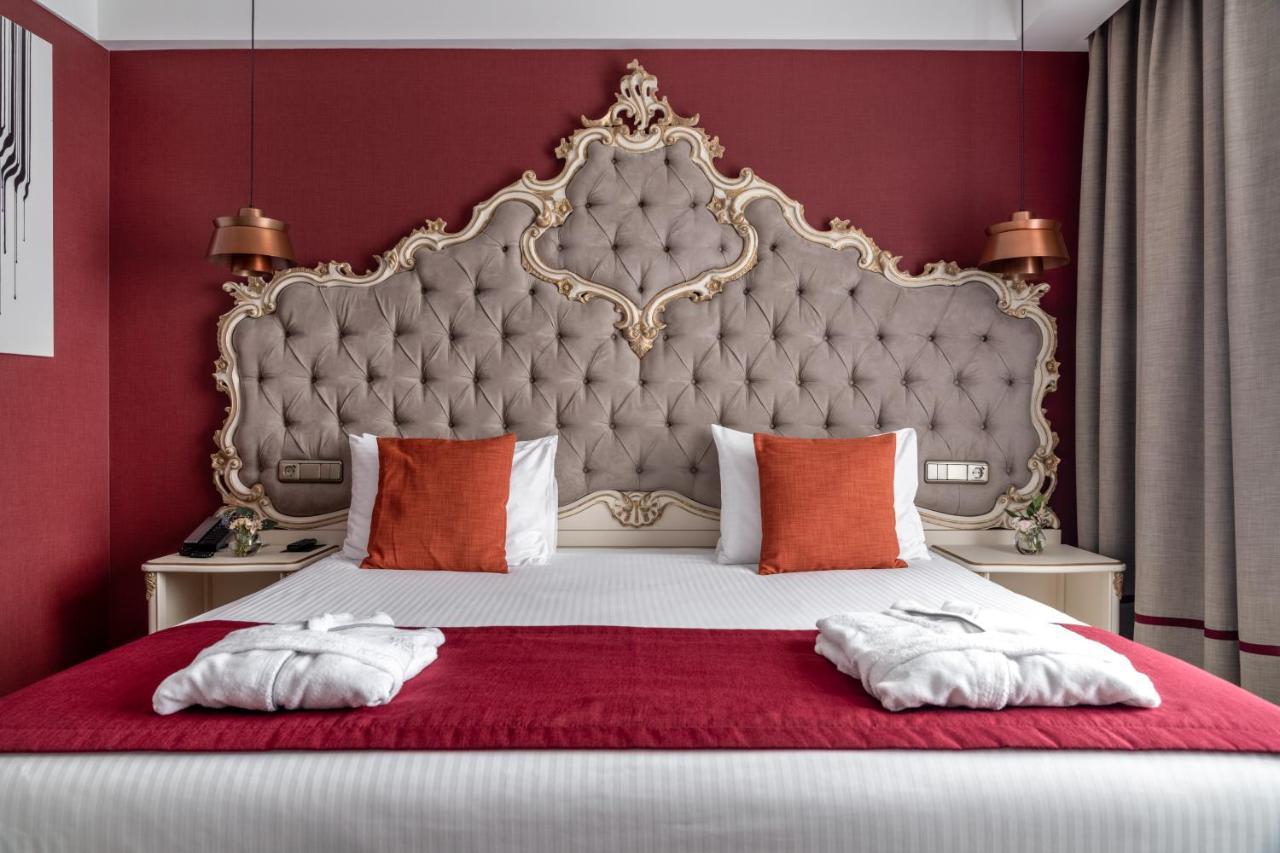 Grand Hotel Lviv Casino & Spa Eksteriør billede A bedroom at the hotel