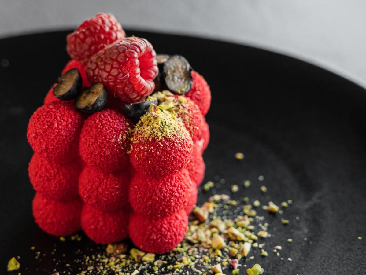 Grand Hotel Lviv Casino & Spa Eksteriør billede A strawberry dessert