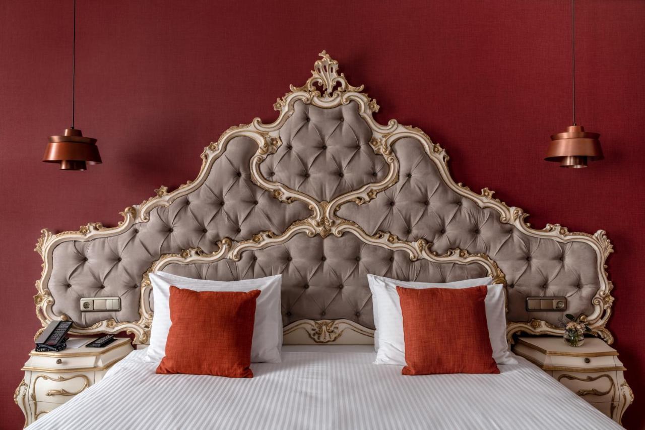 Grand Hotel Lviv Casino & Spa Eksteriør billede A bed with a headboard