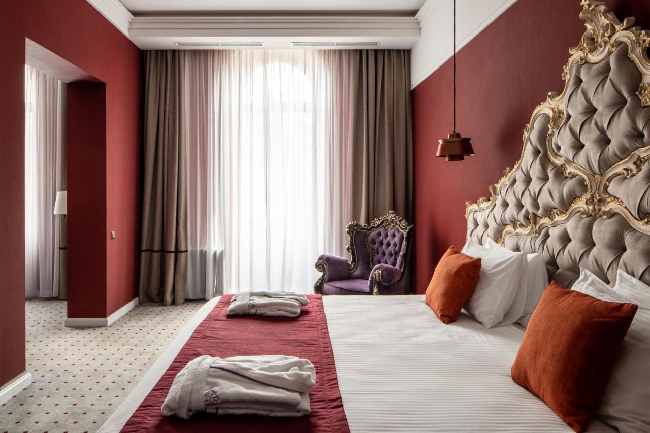 Grand Hotel Lviv Casino & Spa Eksteriør billede A room at the hotel