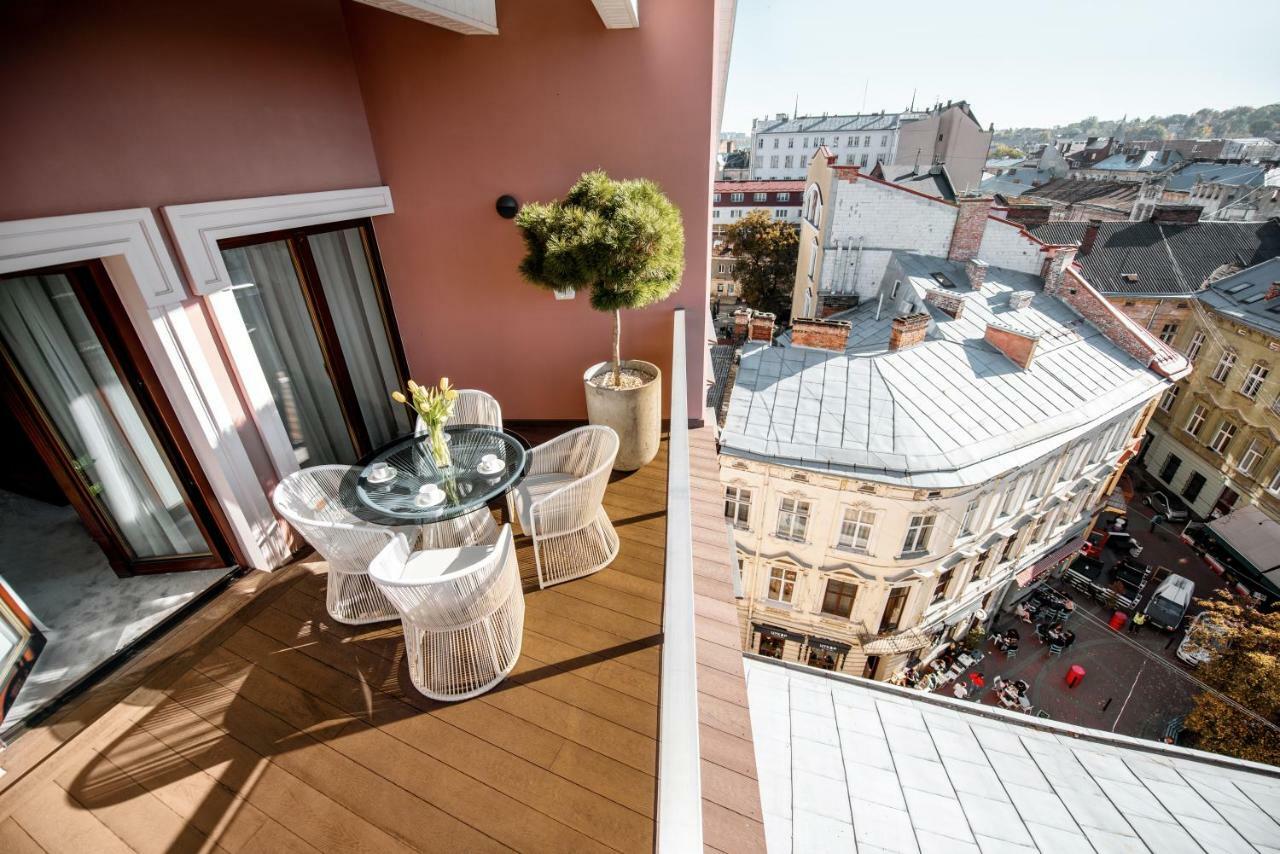 Grand Hotel Lviv Casino & Spa Eksteriør billede A balcony